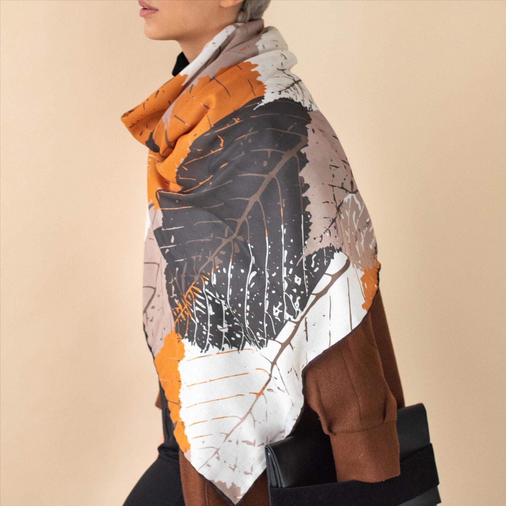 روسری مجلسی نخی 015 طرح برگ طلایی خاکی